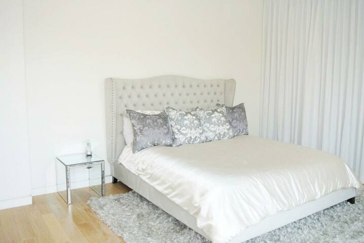 Modern Luxurious & Prime Location gallery image 4