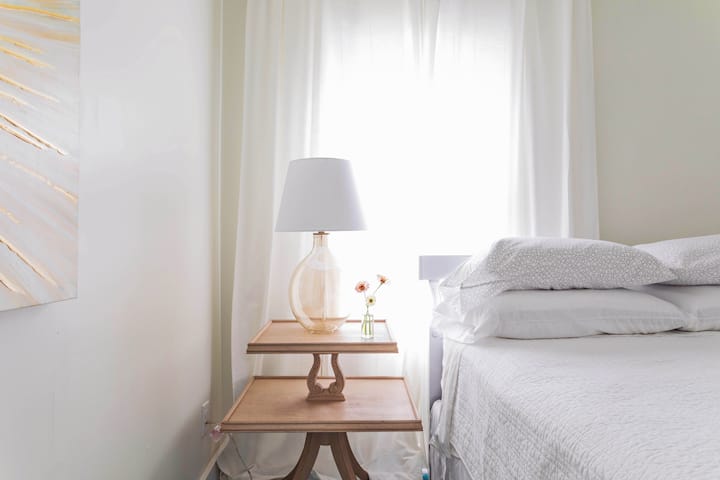 Mäkká žiara v tejto izbe v noci je krásna a lákavá. Posteľná bielizeň je samozrejme zo 100% bavlny. Pridanie kvalitných zatemňovacích žalúzií bolo oceneným vybavením pre hostí pracujúcich v noci v nemocnici.