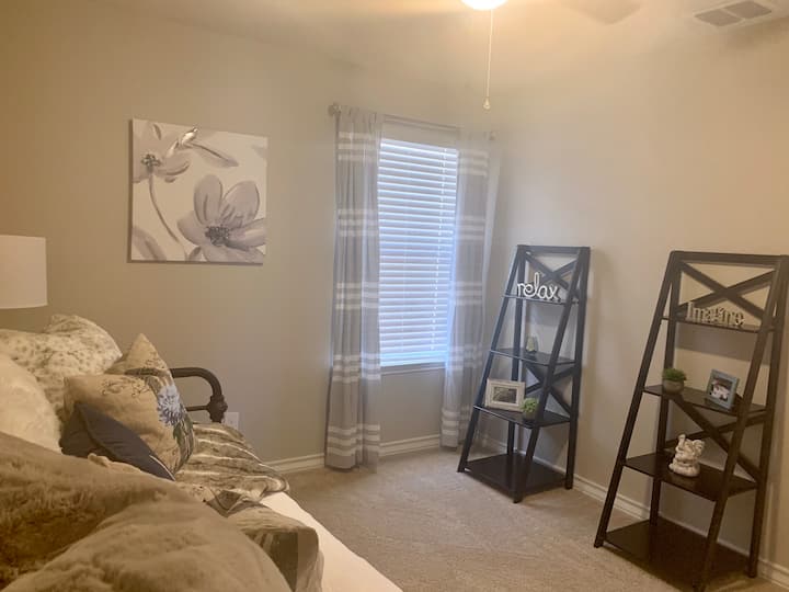 Სტუმრების საძინებელი 2, რომლის ქვეშაც არის ორადგილიანი საწოლი და დასაწოლი საწოლი.