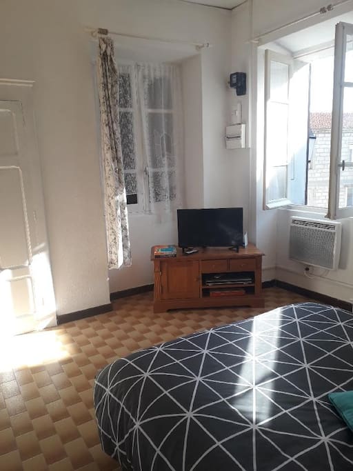 chambre avec lit double 140x190, placard de rangements, télévision.