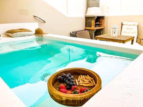 Romantic Oasis. With a swimming pool and private barbecue.