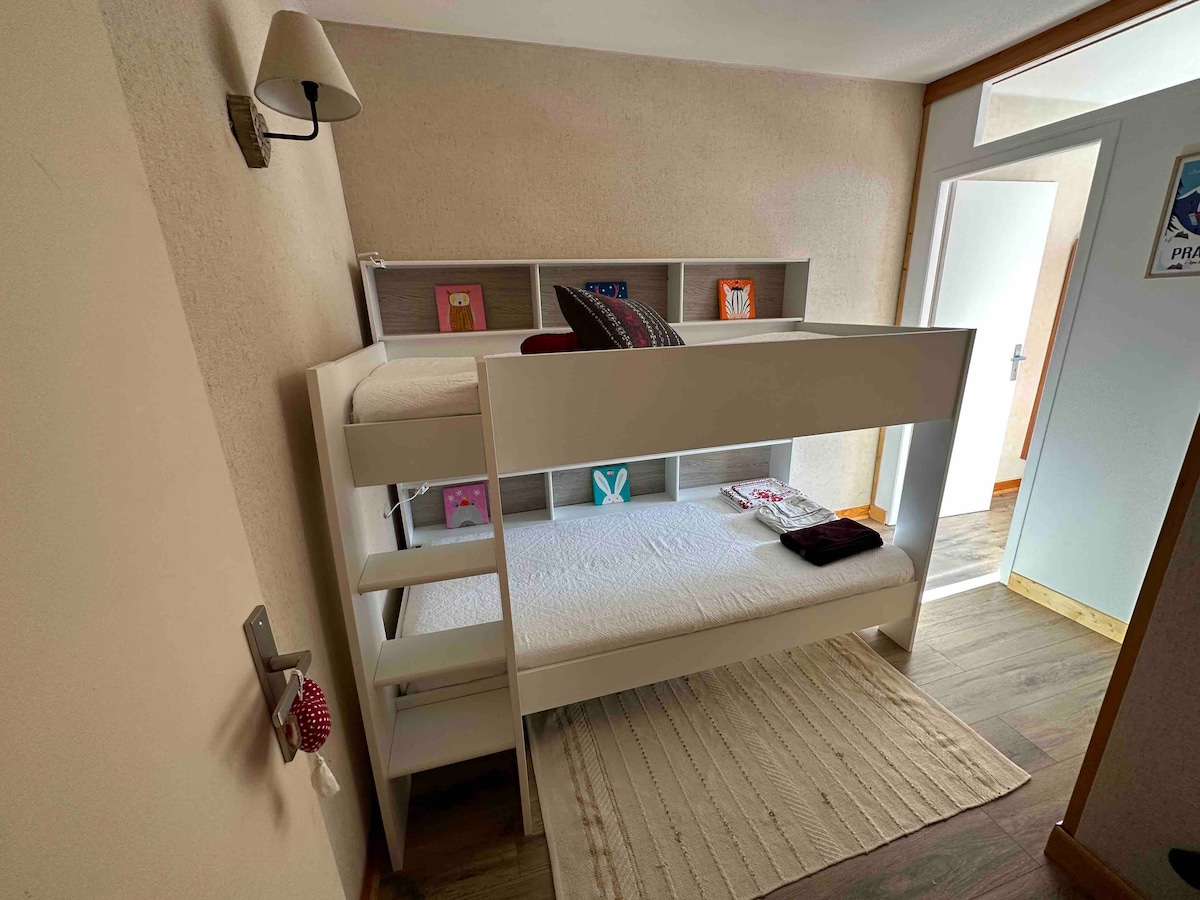 غرفة نوم طفل من خلال 
سرير بطابقين 90 × 200