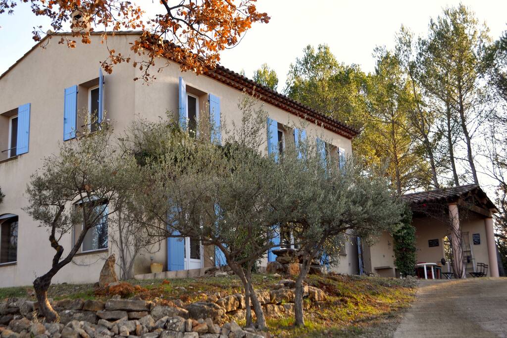 Maison en hauteur avec vues sur le Bessillon
