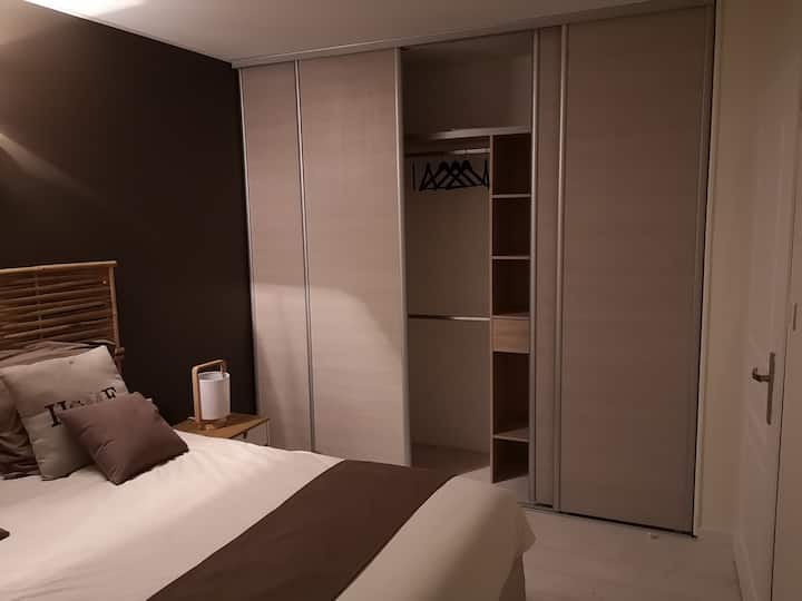 ห้องแต่งตัวในห้องนอนใหญ่