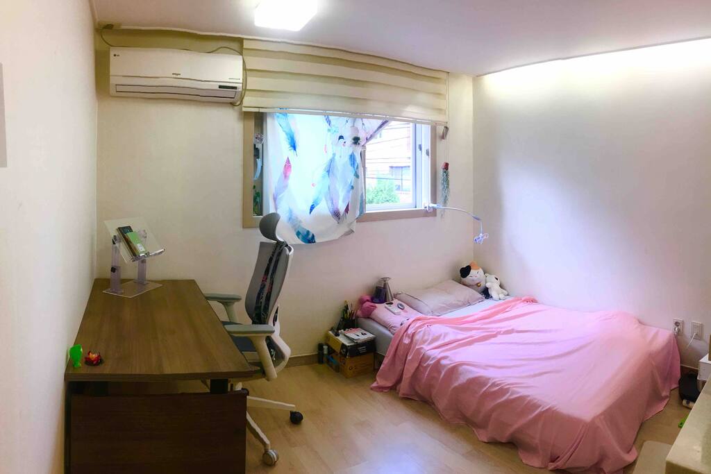 메인 침실 겸 거실입니다.
침대는 더블 사이즈로, 2인이 잘 수 있습니다.
침구 제공됩니다. 침구는 매 게스트를 받을 때마다 세척합니다.
The main bedroom and living room with window opened.
The bed is double size, two people can sleep.
Bedding is provided. And I wash my bed whenever I receive new guest.
