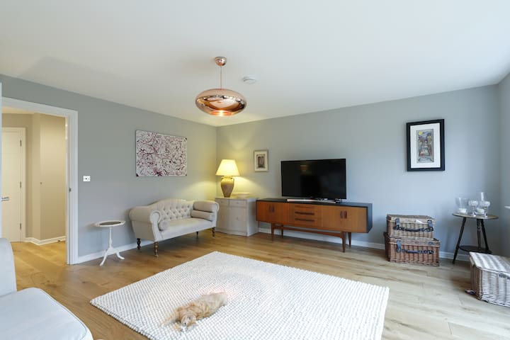 Stylish townhouse sleeps 6-8 (near Windsor)