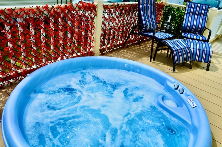 Featured image of post Luxury Caravans With Hot Tubs : Our new luxury apartments and self catering static caravans with hot tubs and verandas or decking provide you with the opportunity to relax after a day on one of devon's finest beaches, taking a walk along the coast path or biking along the tarka trail.
