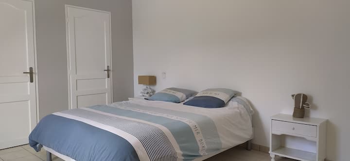 חדר מרווח מאוד עם מיטה 160 ס"מ עם 2 ארונות כולל ארון בגדים