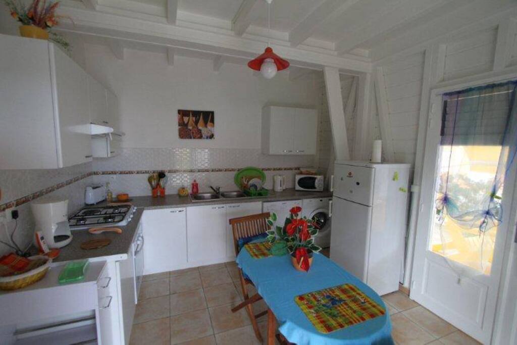 une cuisine équipée (four, plaque chauffante, four micro ondes, vaisselle), un lave linge, un lave vaisselle!!