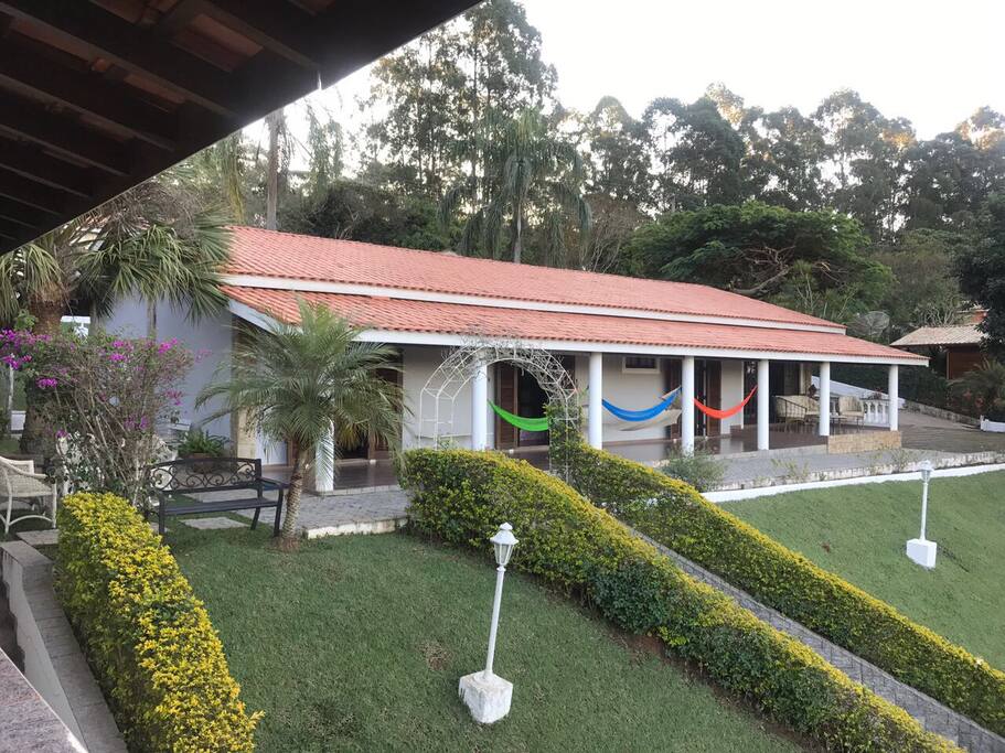 Vista do salão de jogos para a casa
