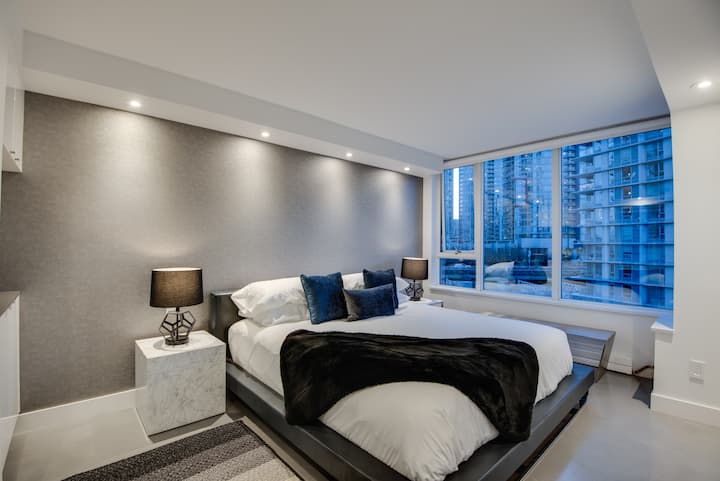 Chumba kikuu cha kulala kina kitanda cha ukubwa wa kifalme kilicho na matandiko ya hoteli na godoro ili kuhakikisha unalala vizuri.  Kuna televisheni ya "55" kwa matumizi yako ya kipekee na kebo na Netflix.