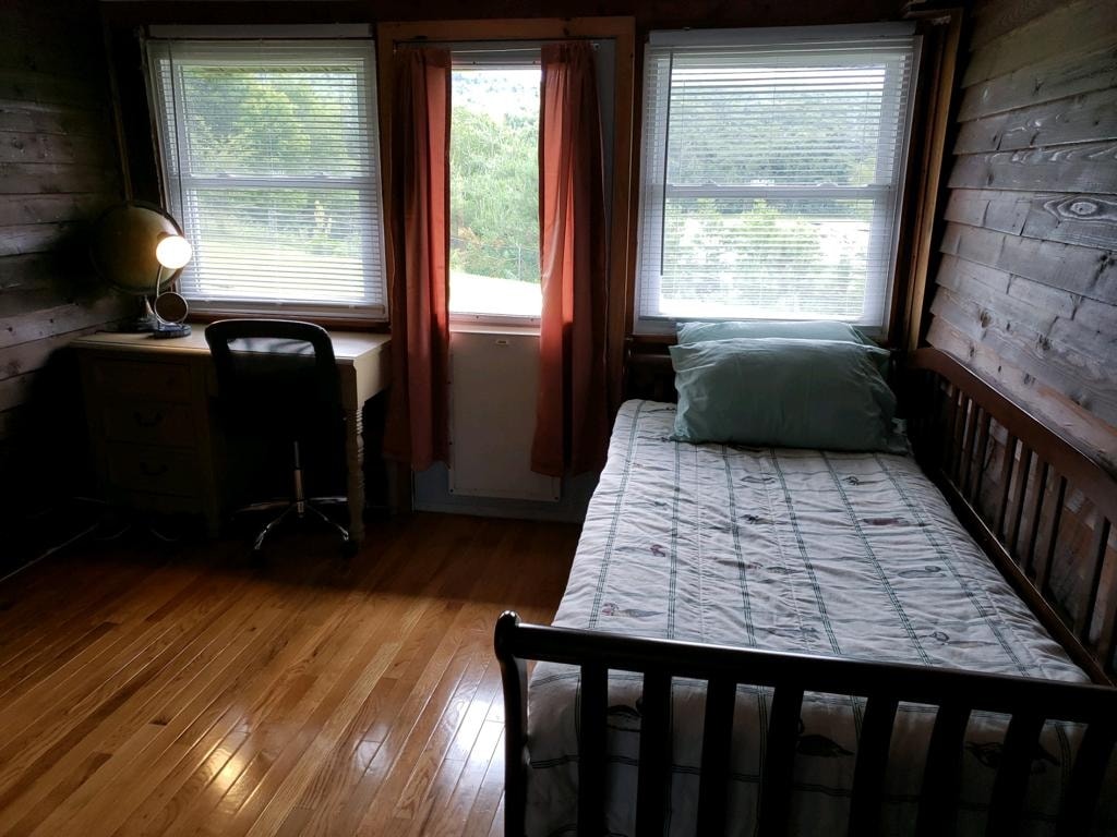 สำนักงานพร้อมเตียงนอนเล่นและเตียงคู่แบบพับเก็บได้ ()