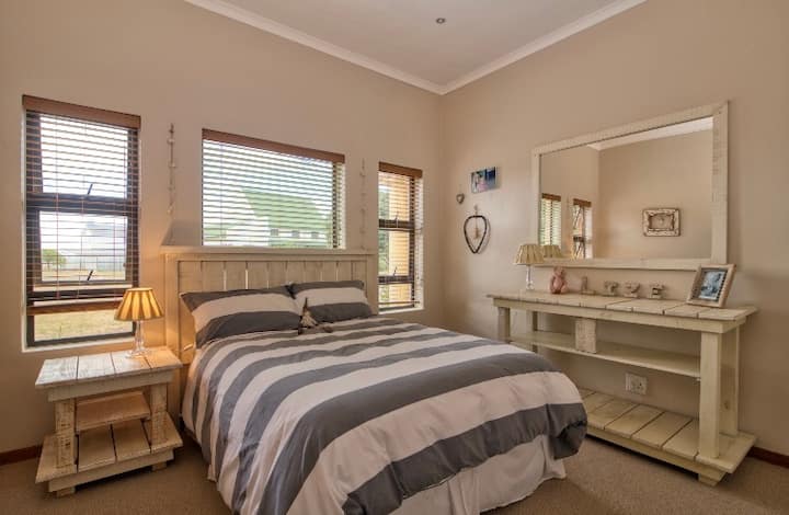 Спална соба во премин со двоен кревет и единечен кревет десно што не е прикажано на фотографијата