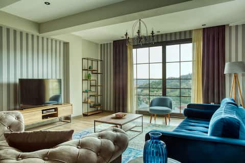 Deluxe Suite – 24/7 Service & Free Daily Cleaning