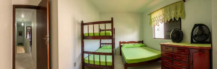 Habitación con cama doble + litera CON AIRE ACONDICIONADO