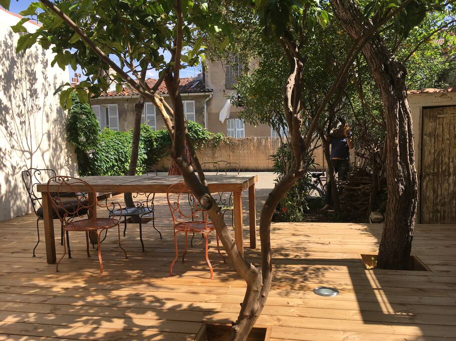 Coin repas sur la terrasse