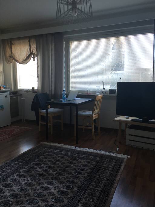 Ruokapöytä ja tv