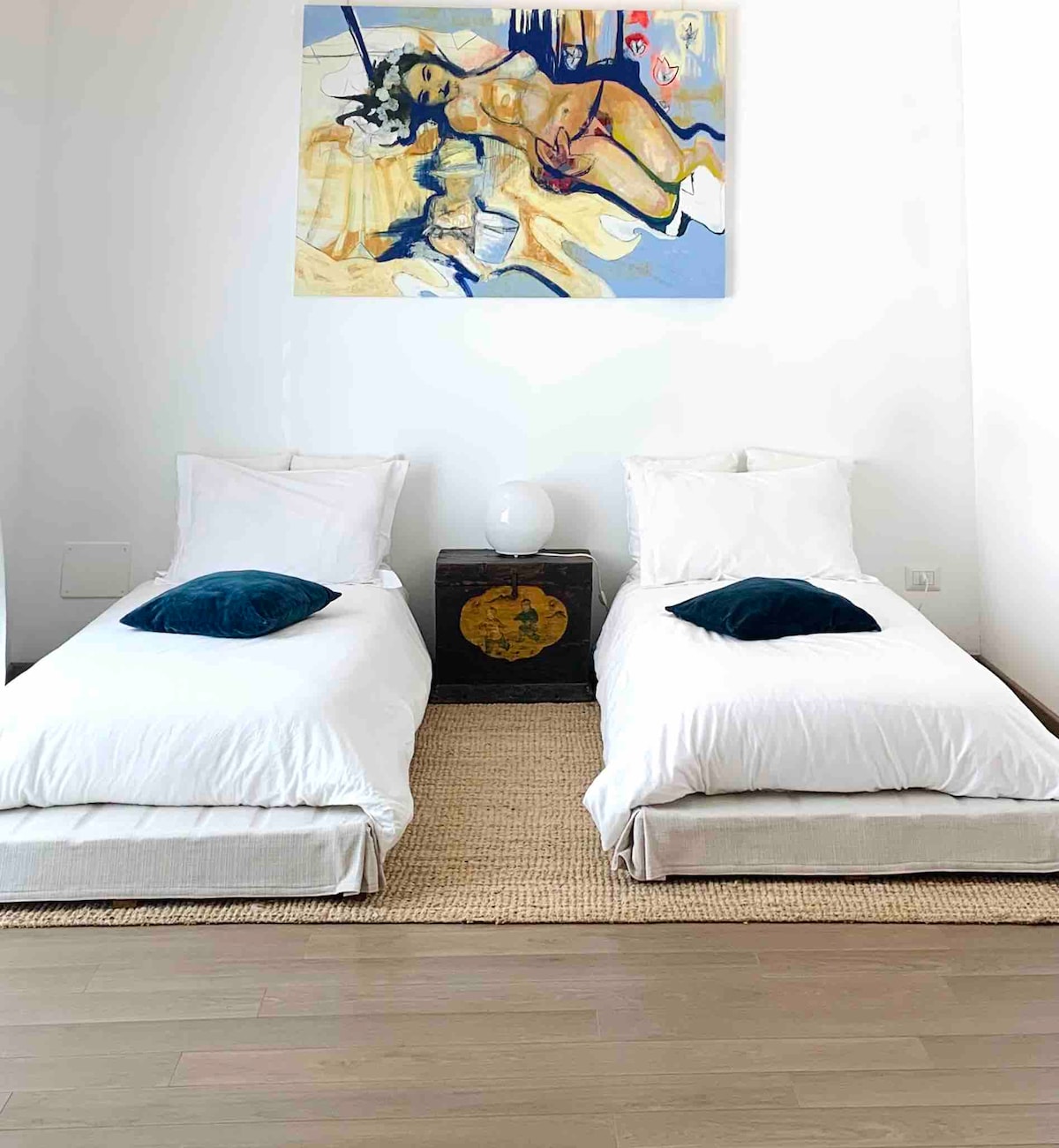 Dhomë gjumi me krevate tek me pamje nga rruga.