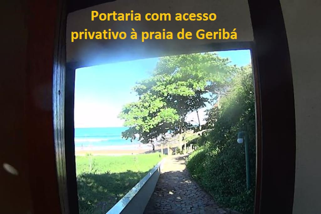 Condomínio Solemar socalozado no canto oeste da praia de Geribá junto ao Morro do Marisco.