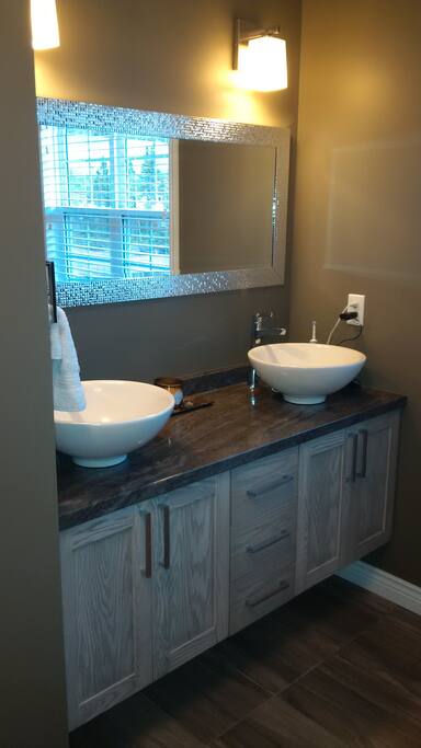 Upstairs bathroom....plenty of room for two!