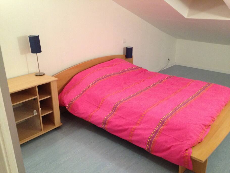 chambre lit deux places, couette chevet et lampes
