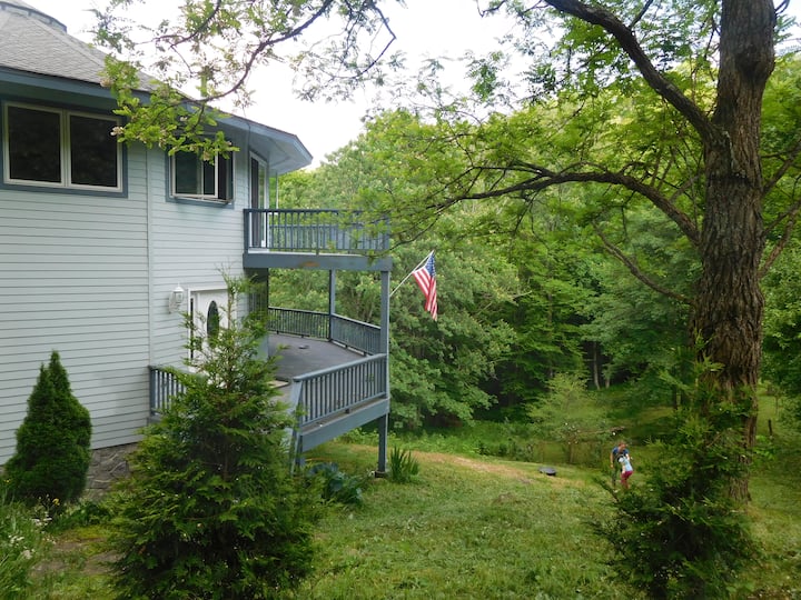Family getaway/ski lodge on 5 acres! Houses for Rent in Newland