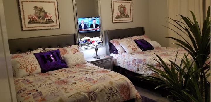 2 кревета со нормална големина со поврзан балкон и бања со телевизор од 50 инчи