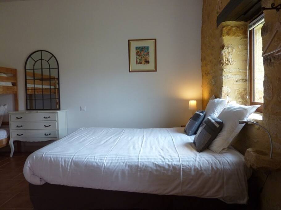 la chambre et ses vieux murs de pierres plein de charme