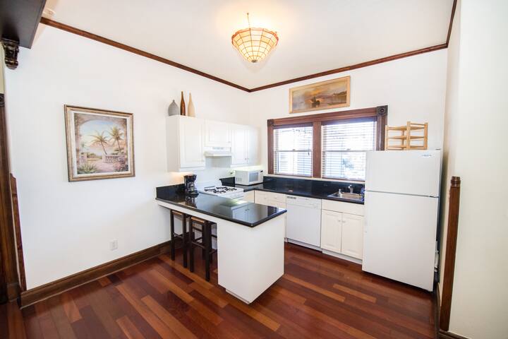 Victorian Charmer Downtown #222 (upstairs)