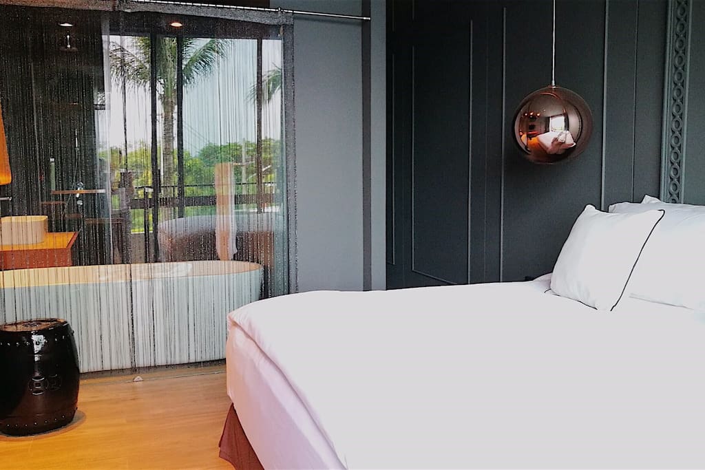 Studio room with bathtub