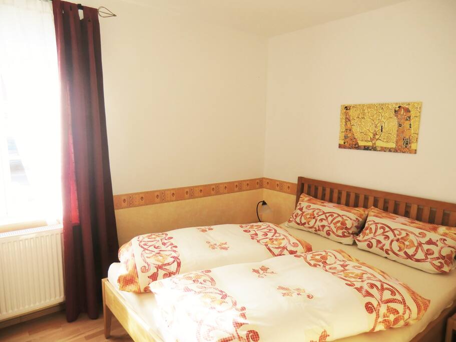 Schlafzimmer mit höhenverstellbaren
Lattenrosten,
hochwertige rückenschondenen Matratzen