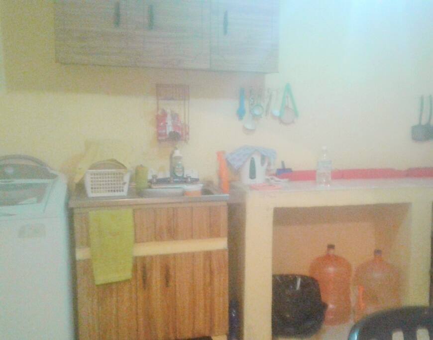 cocina con horno microondas refrigerador lavadora estufa cafetera