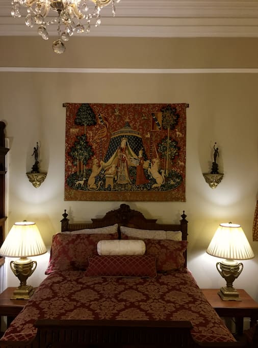 'Goldenray' Guesthouse - East Wing Bedroom Apartment (French Antique Double Bed)