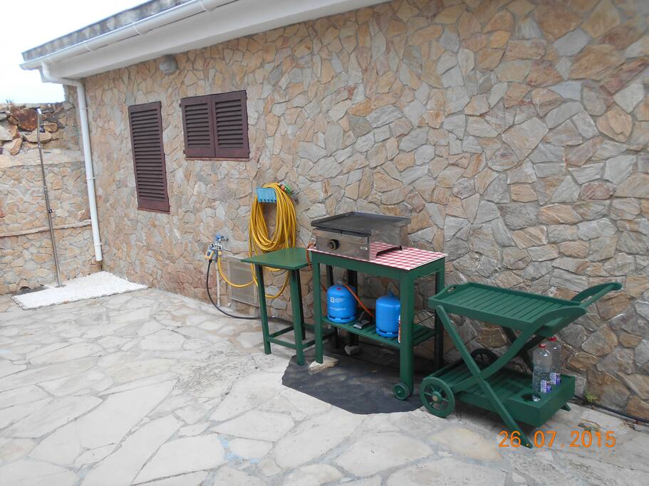 Plancha à gaz,douche extérieure
