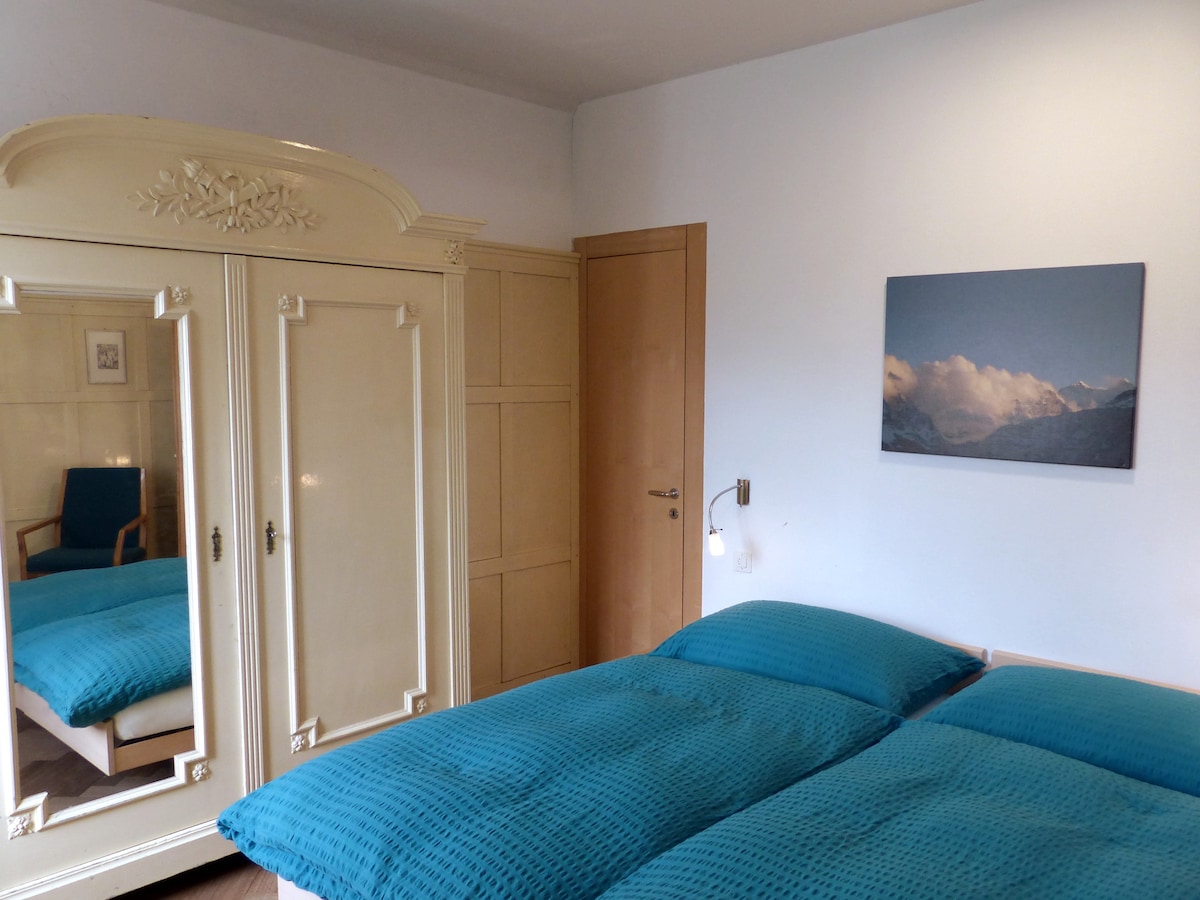 Dormitorio (sur) con baño independiente (baño privado, bañera/inodoro)