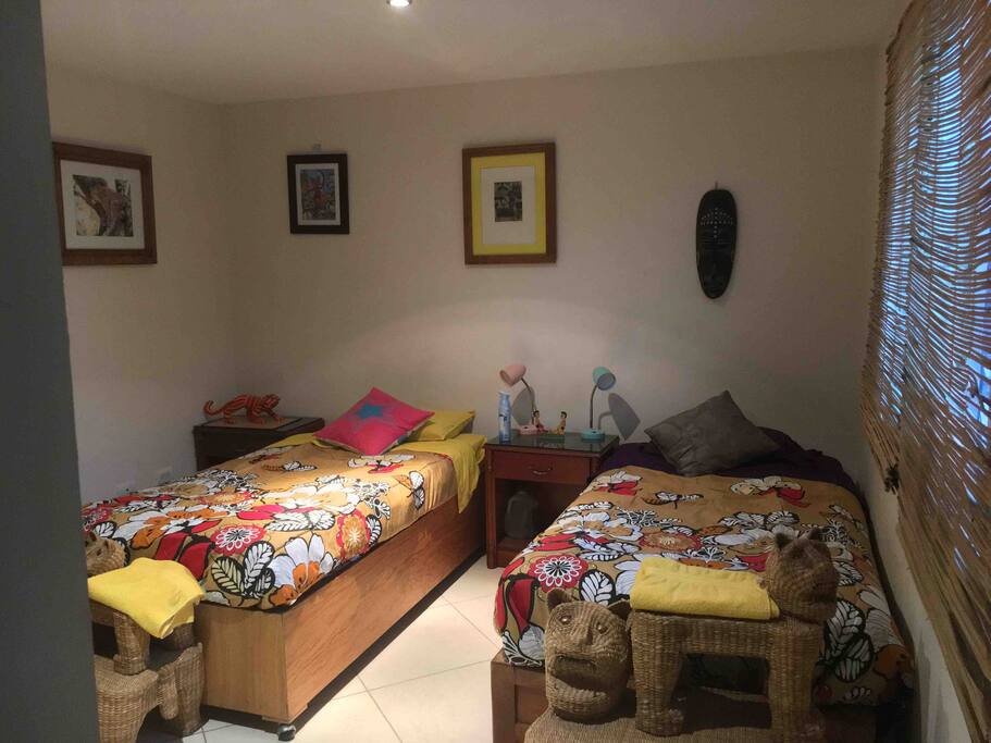 Comoda habitación con artesanias típicas mexicanas.