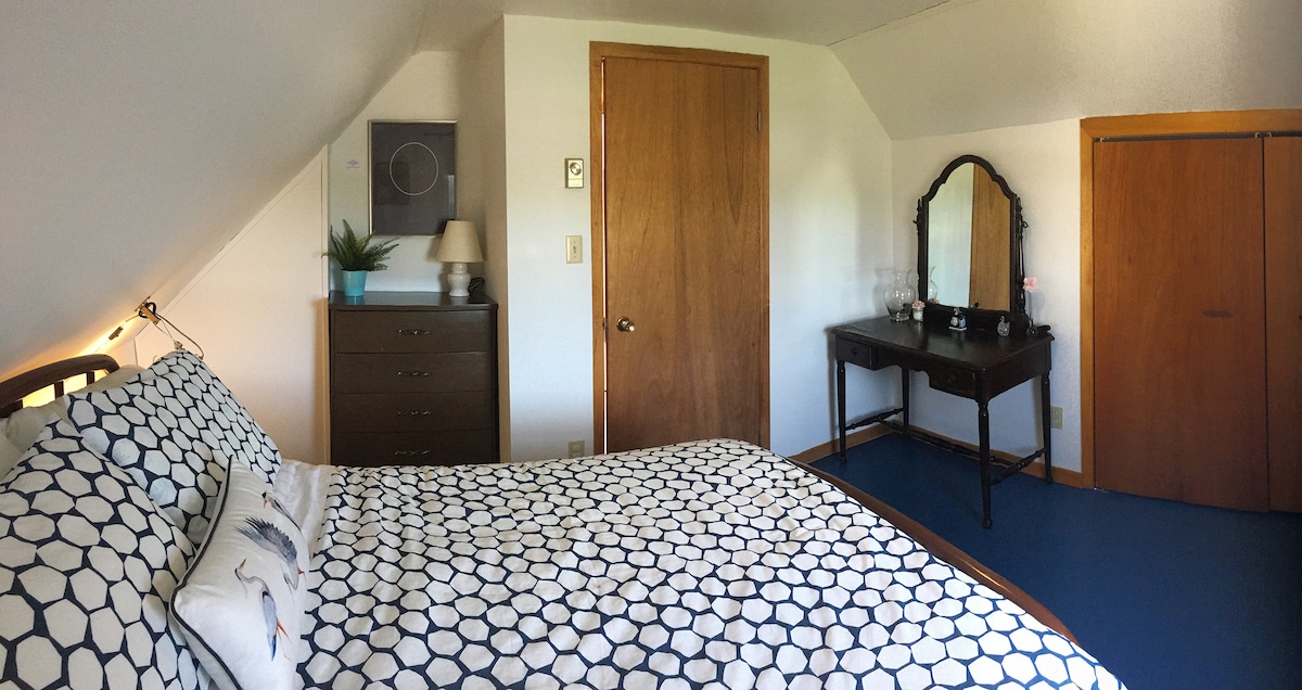 Dormitorio delantero con cama matrimonial