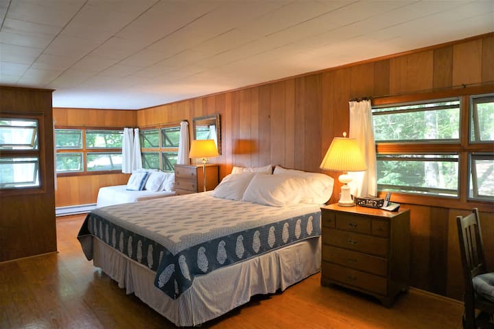 宽敞的主卧配有加大双人床