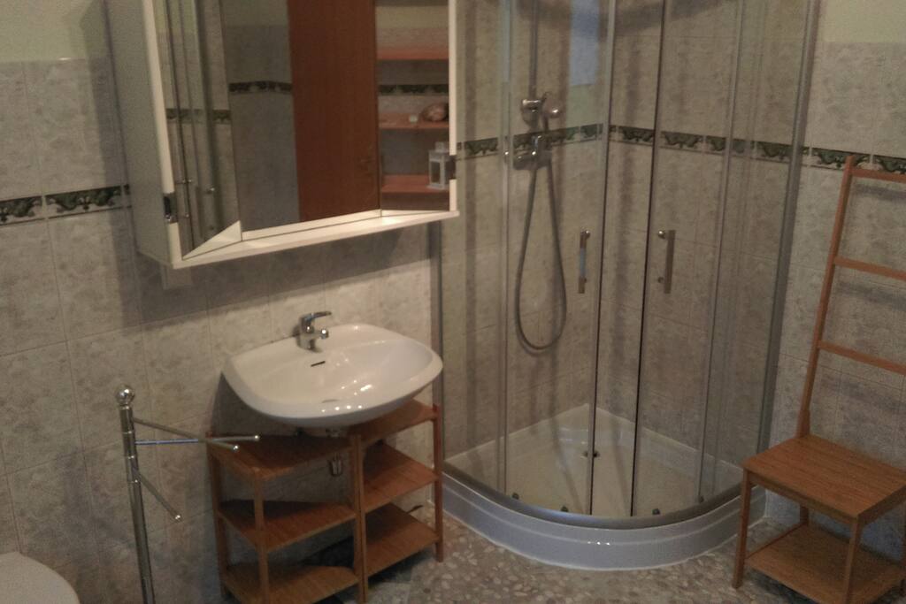 Bad mit Dusche und WC