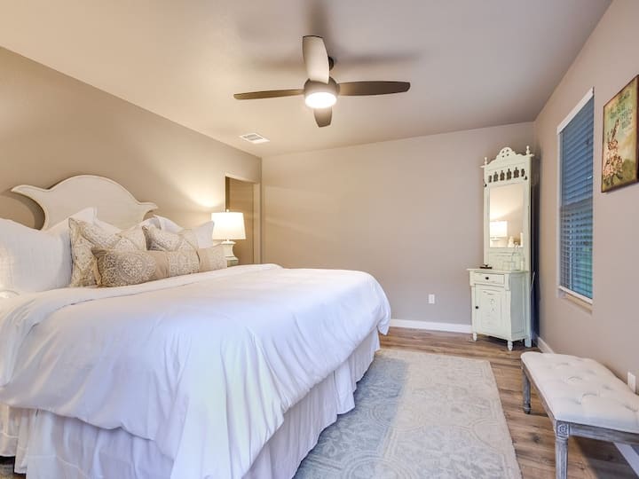 ลอดจ์-ห้อง 3
มีห้องน้ำแบบ 3 ส่วน
เตียงคิงไซส์