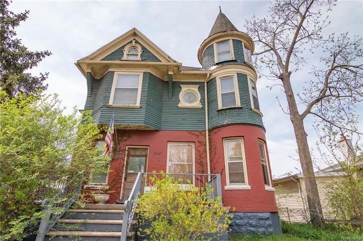 Maine House est 1898