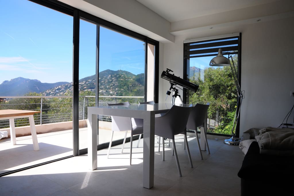 Indoor and outdoor extendable tables