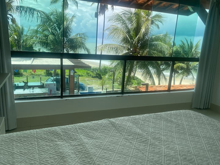 Chumba cha kifahari cha mfalme kilicho na mwonekano wa bwawa na ufukwe. 