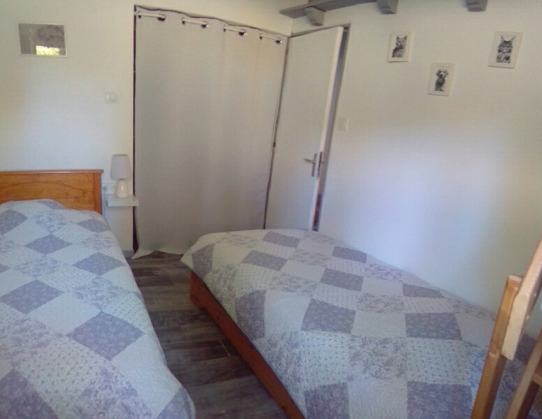 Dječja spavaća soba s izlazom u mezzanine igraonicu.