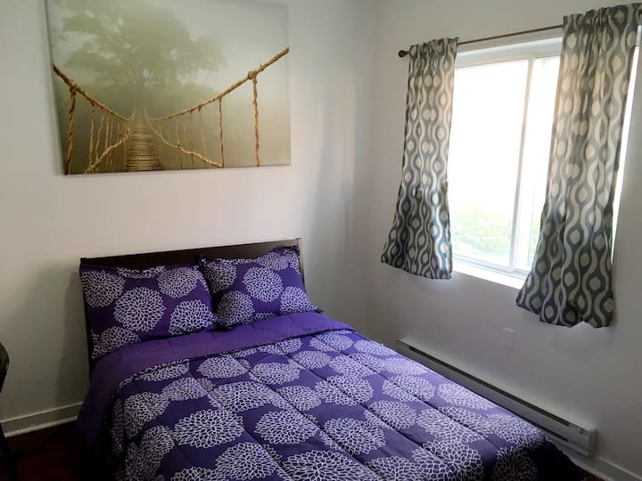 Hay una cama matrimonial con colchón mediano firme.  Este dormitorio tiene una cama doble de tamaño completo con colchón mediano firme.  Hay un escritorio y una silla de vidrio y un protector de sobretensiones de 6 a 12 enchufes para tus aparatos electrónicos.  Cajones para la ropa.
