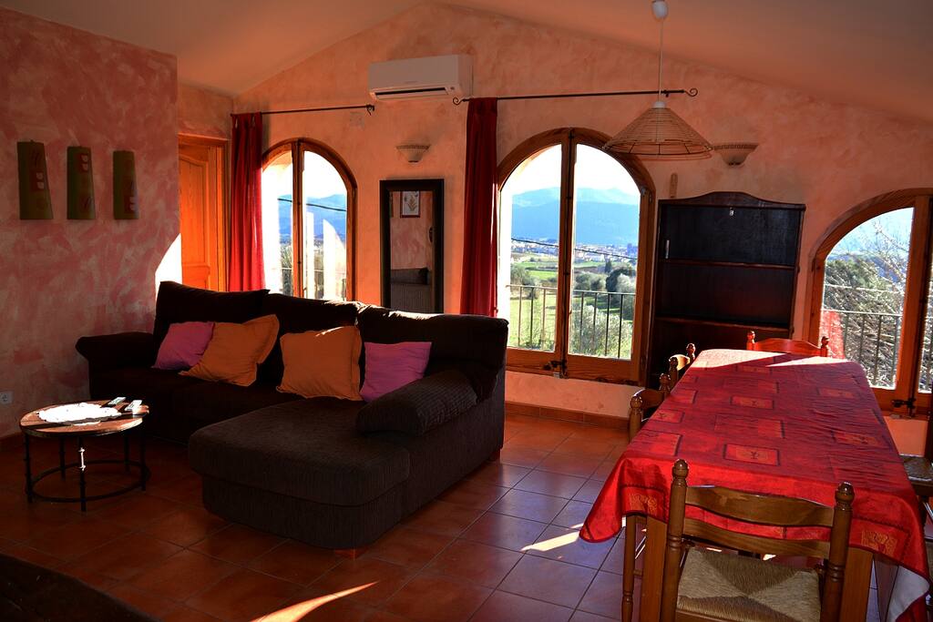 Climatizado/Climatitzat. Sala. Separado de los demás apartamentos. Para gente tranquila.