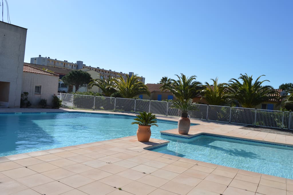 Une grande piscine dans la résidence.