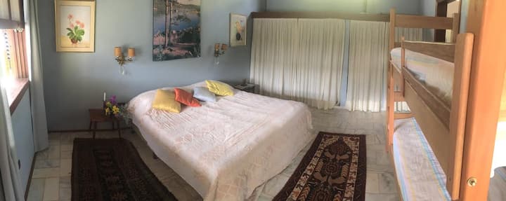 Casa Odin - Suite 2 
เตียงควีนไซส์ 1 เตียงและเตียงสองชั้น มองเห็นเขื่อนและทางออกไปยังระเบียง 2
