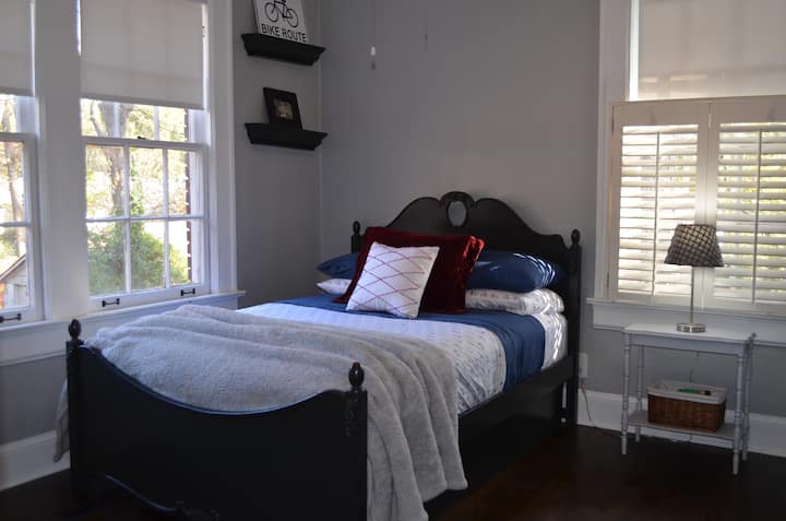 Სრული საძინებელი კომფორტული და ტევადია.  Მზით სავსე და ხალისიანი, რომ ყველას ეღიმება!  Თითოეულ ოთახს აქვს დეკორი, რომელიც ატლანტის შესანიშნავ მხარეებს წარმოაჩენს.  