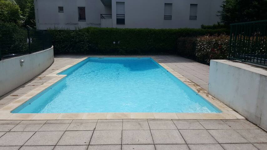 Spacieux appartement climatisé : Piscine/Terrasse gallery image 2